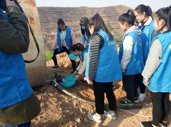 義務植樹同參與 我為家鄉(xiāng)添新綠——我校30余名志愿者參加植樹活動