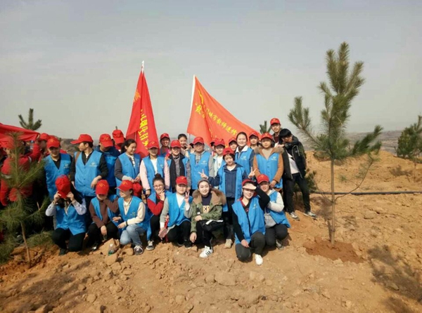 義務植樹同參與 我為家鄉(xiāng)添新綠——我校30余名志愿者參加植樹活動