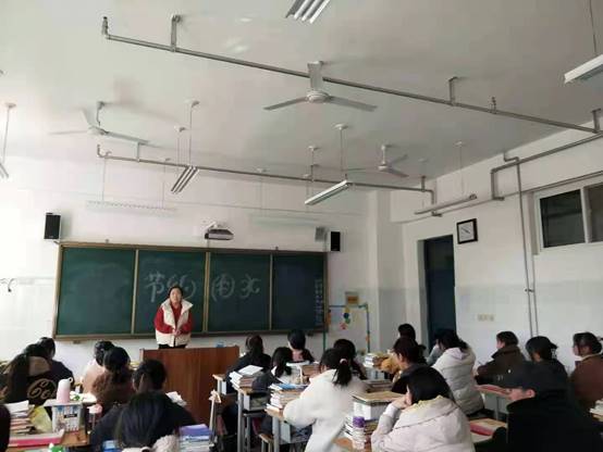 保護(hù)校園環(huán)境,共建綠色家園